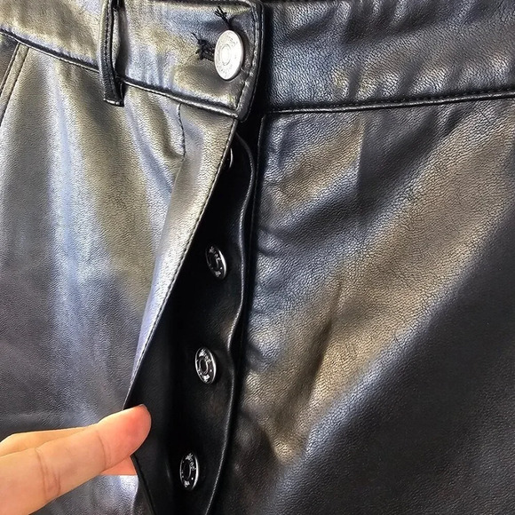 Aritzia Wilfred Modern Cargo Pant Size 6 Black Vegan Leather  High Rise Utility - Picture 10 of 10